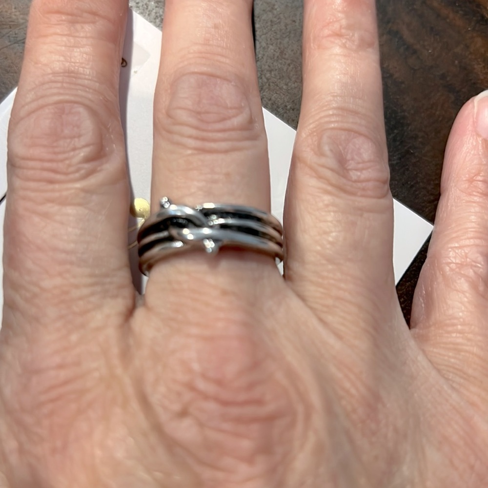 3/$15 Charming Charlie Knotted Ring Size 9 - New - Lot 671